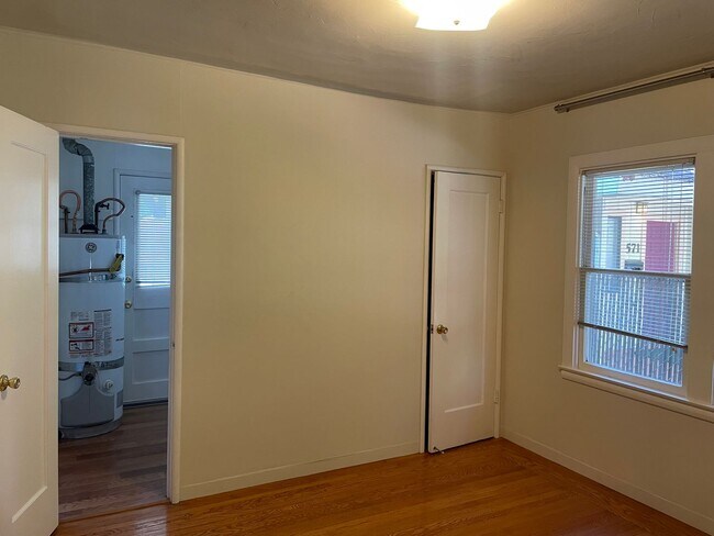 Building Photo - Two Bedroom 1 Bath in East Sacramento