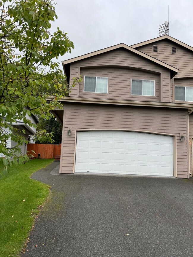 Building Photo - Beautiful, Conveniently Located Eagle River Townhome