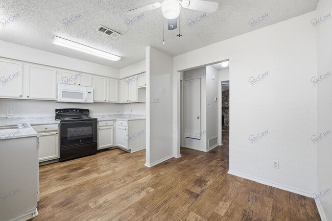 Building Photo - 800 Bluebonnet Dr