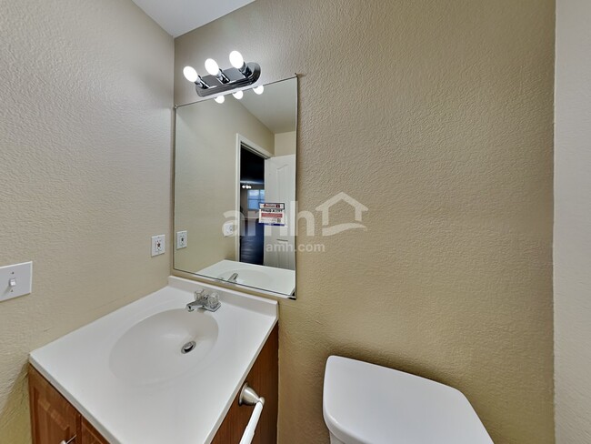 Building Photo - 2467 E Peach Tree Dr