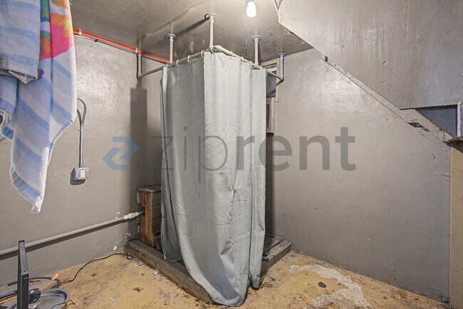 Building Photo - Unit