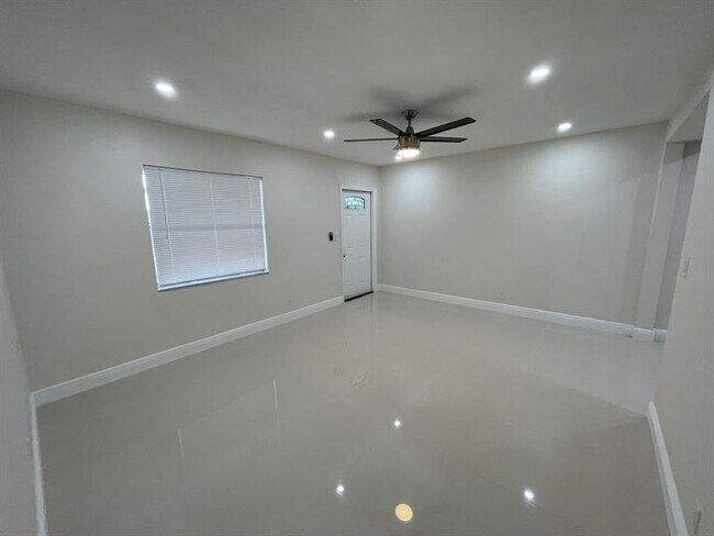 Building Photo - 1809 NW 13th Ct