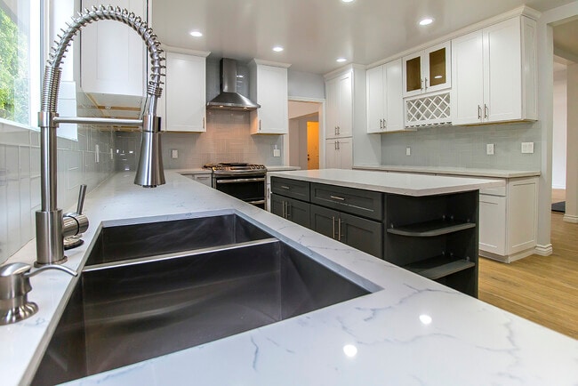 Building Photo - 621 N Bedford Dr