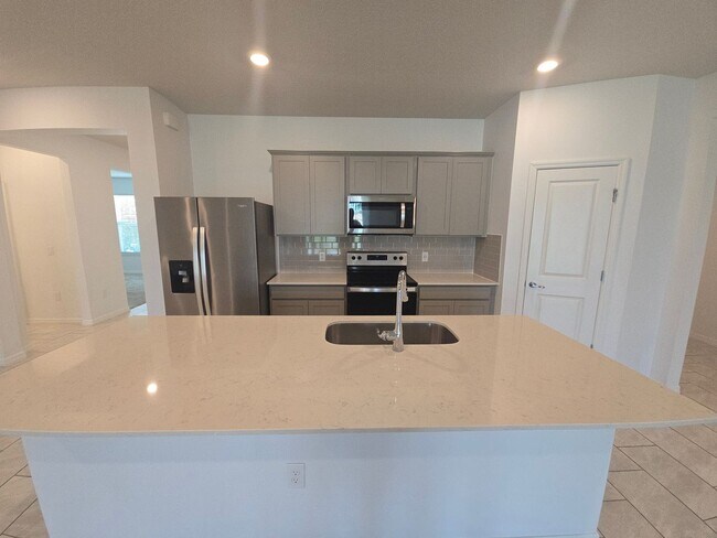 Building Photo - 3 bed 2.5 bath home