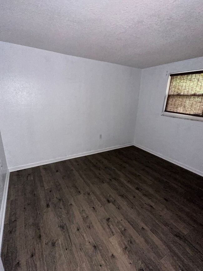 Building Photo - Quaint 2 bedroom 1 bathroom in New Port Ri...