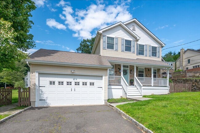 Building Photo - Beautifully Renovated 4 Bedroom 2.5 Bathroom Colonial