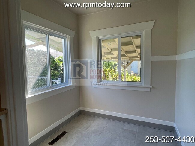 Building Photo - Fantastic Vintage Style 4 Bedroom Home in ...
