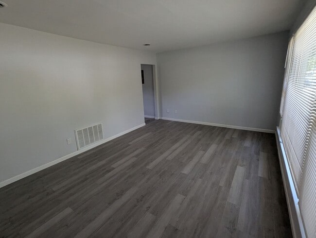 Building Photo - 11913 Bridgevale Ave