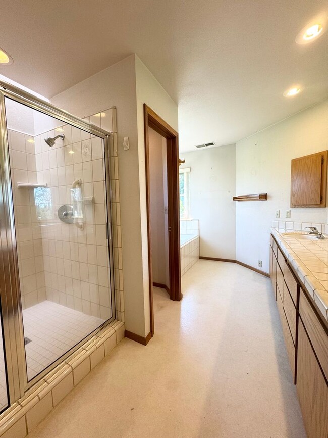 Building Photo - 1855 Gold Hills Dr