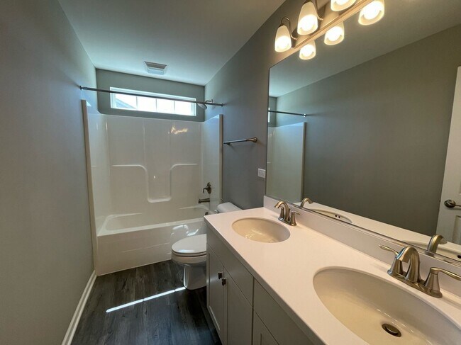 Building Photo - Single Family Home in Hoffman Estates