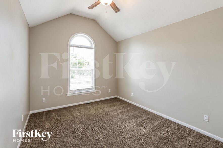 Building Photo - 904 E Madelyn Dr