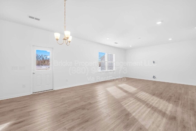 Building Photo - 2137 Riverbend Ave