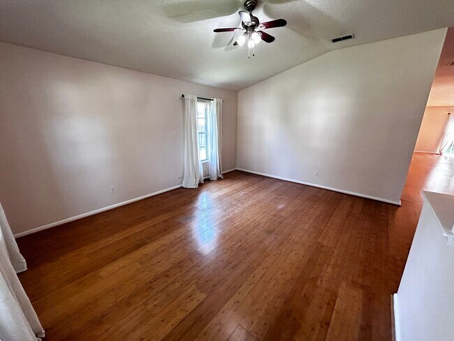 Building Photo - Wonderful 4/3 minutes from the beach! Must...