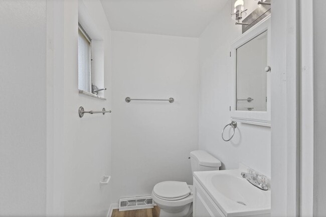 Building Photo - COLLEGE HILL- amazing 3 bedroom, 1.5 bathr...