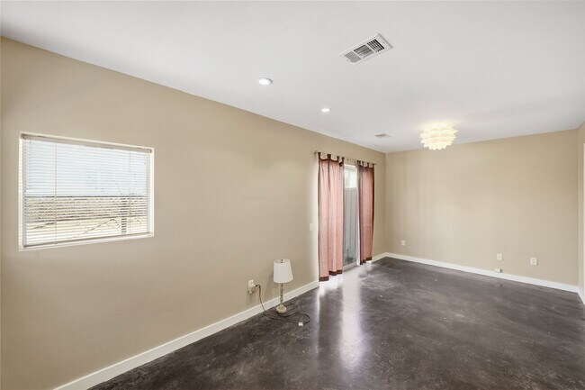 Building Photo - 1302 Rosalie St