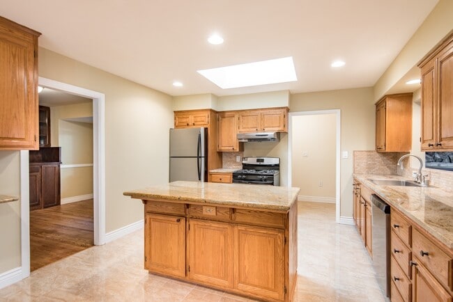 Building Photo - Beautiful Los Gatos Home Minutes to Downto...