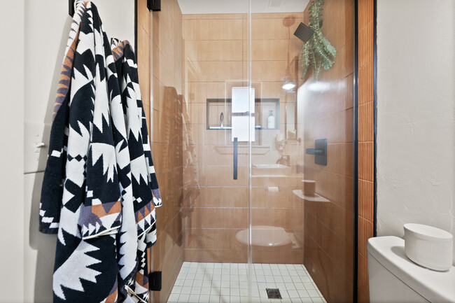 Master bathroom - 10004 Essex Ave