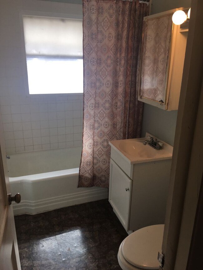 Building Photo - 704 N High St