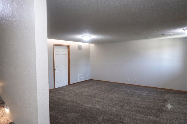 Building Photo - Beautiful and Spacious 4 Bedroom
