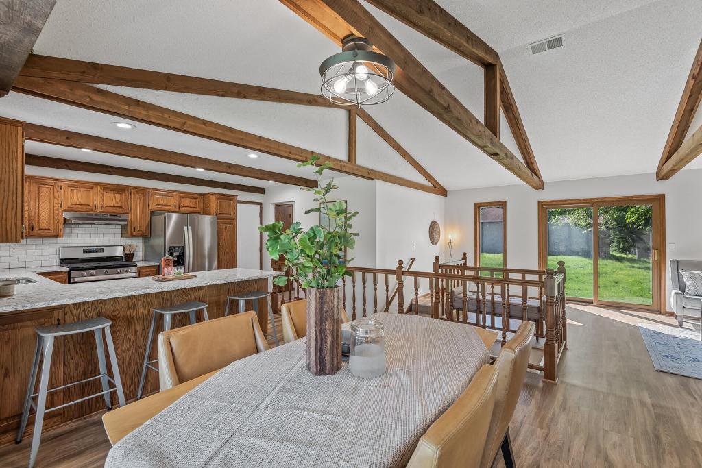 Building Photo - 833 Tyrol Ln