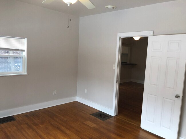 Building Photo - 404 W Springfield Ave