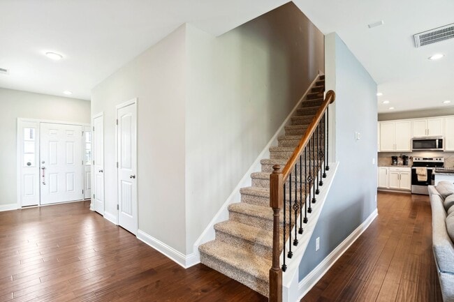 Building Photo - Fenced Yard 4 Bedroom w 3rd Floor Bonus Room!