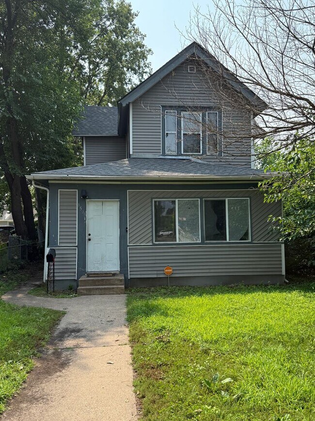 Building Photo - 3 bedrooms 2 bath house, Available sept 1st