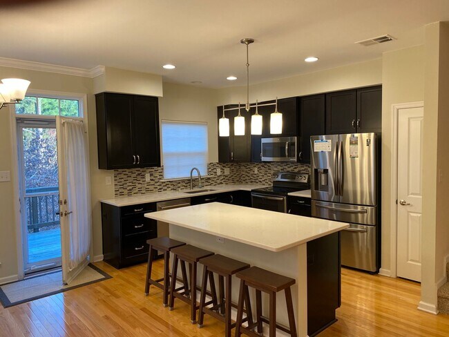 Building Photo - -- AVAILABLE MAY 8TH -- 3 BR / 3.5 BA End Unit Townhome, Available May 8th!