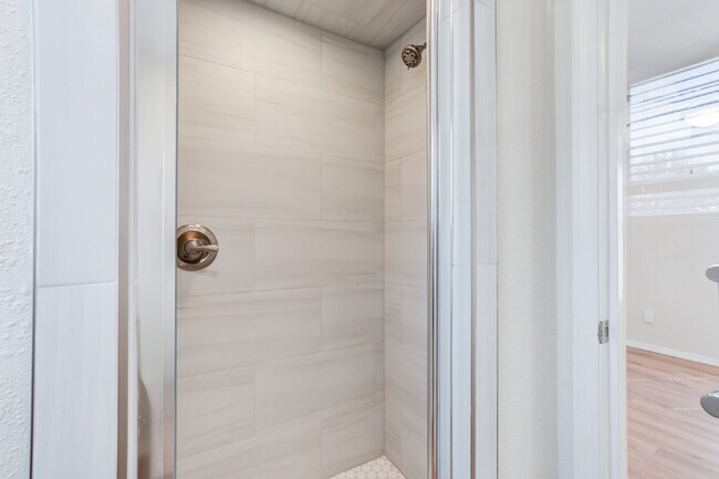 Building Photo - Charming & Private Fully Remodeled Studio Backhouse!