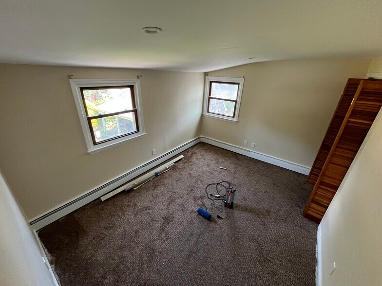 Building Photo - 615 Floral Pl