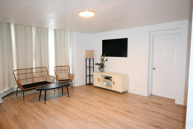 Building Photo - 198 Broad St