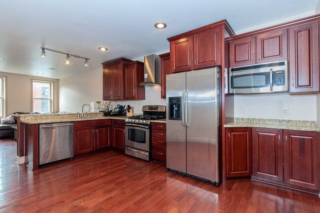 Building Photo - Remodeled 3 bed/2.5 bath in South Side