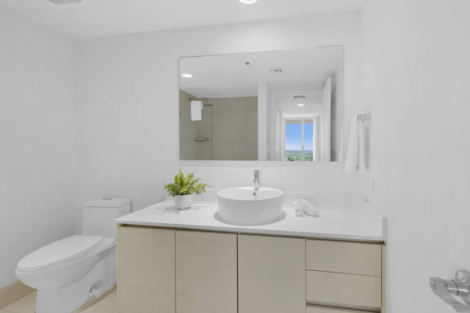 Building Photo - 2602 E Hallandale Beach Blvd