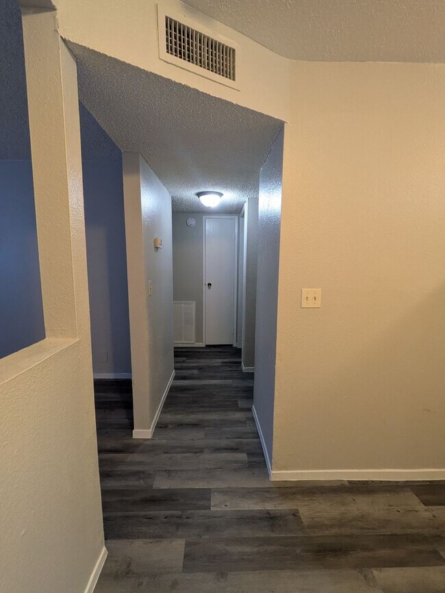Building Photo - REMODELED 2 BEDROOM FOURPLEX UNIT