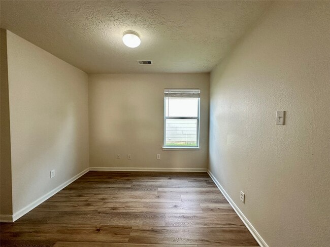 Building Photo - 20515 Hillsdale Park Dr