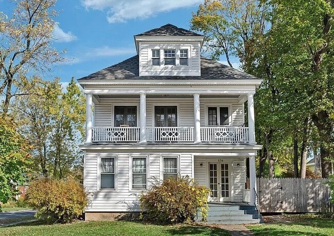 Building Photo - 576 Providence St