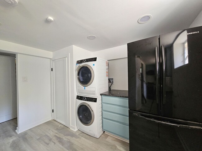 Building Photo - SPACIOUS LUXURY HOME WITH IN-LAW SUITE! [F...