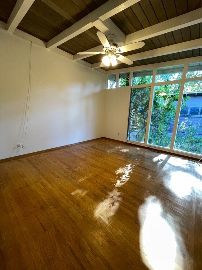 Building Photo - 3 Bedroom, 2 Bath Home On Quiet Street