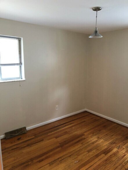 Building Photo - 454 Warner St