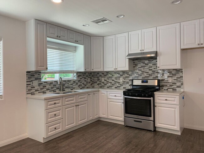 Building Photo - Beautiful 4 Bedroom, 2 Bathroom Sylmar House for Lease (Main House)!
