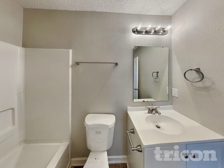 Building Photo - 915 Littleton Dr