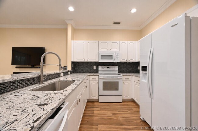 Building Photo - 545 NW Portofino Ln