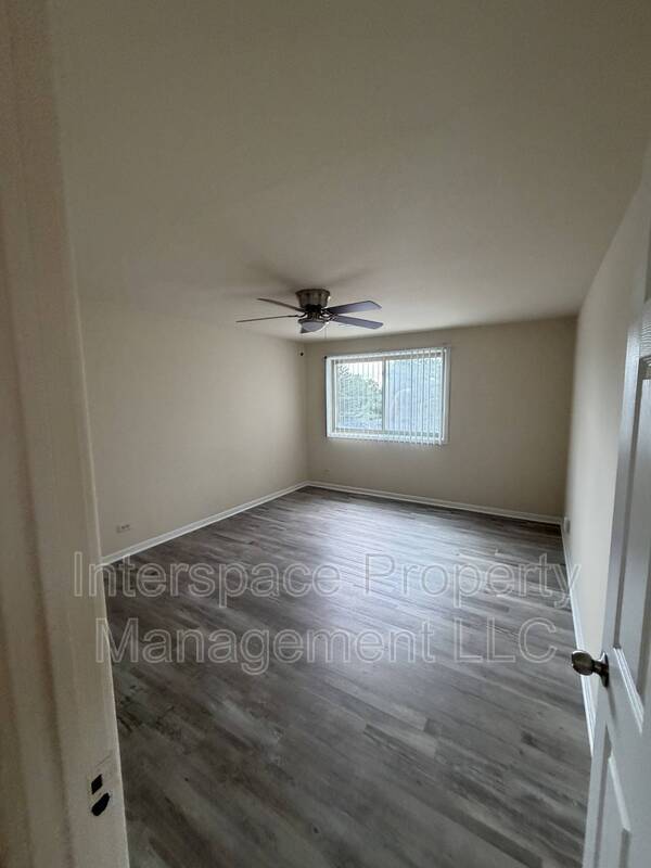 Building Photo - 9937 S Cicero Ave