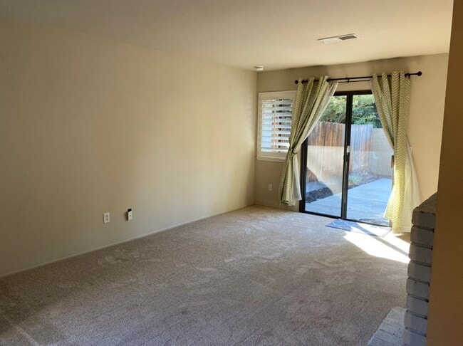 Building Photo - Two bedroom condo in Gated Community with ...