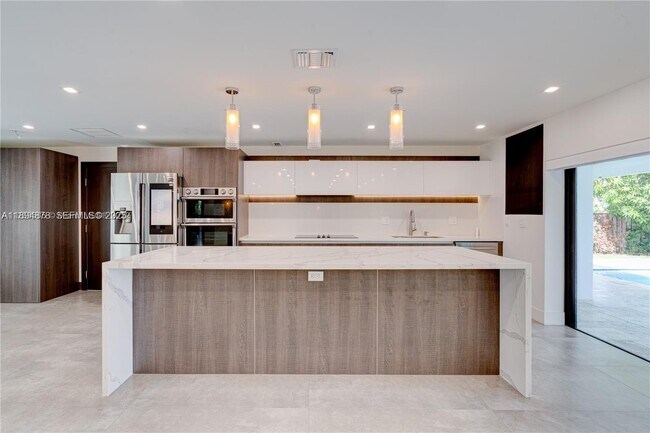 Building Photo - 2305 Magnolia Dr