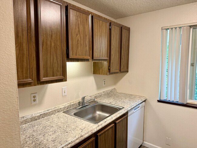 Building Photo - Single level top floor 2 bed Flat w/nice sized deck
