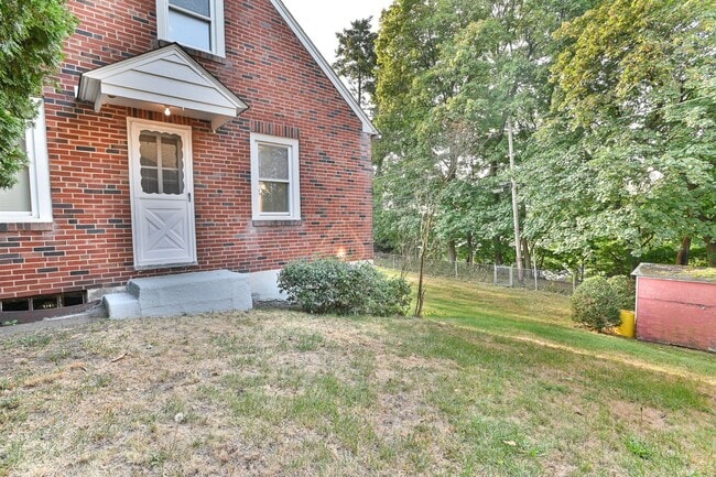 Building Photo - Quaint Single-Family Home on Sunnyside Ave