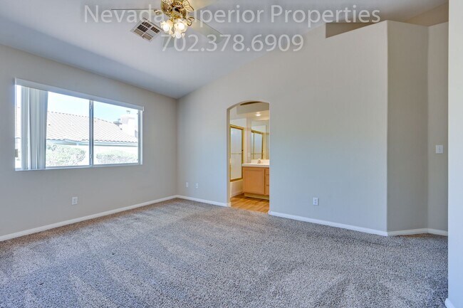 Building Photo - SE Single Story 3 Bedroom Home!!! Low Main...