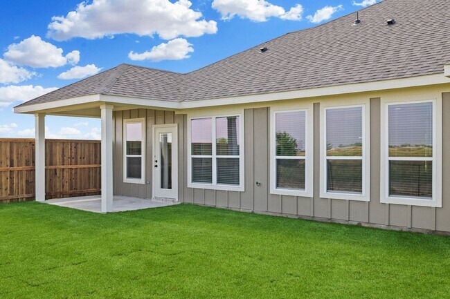 Building Photo - AVAILABLE NOW! NEW LUXURIOUS DUPLEX LOCATED ON 1-ACRE LOT IN MIDLOTHIAN, TX!