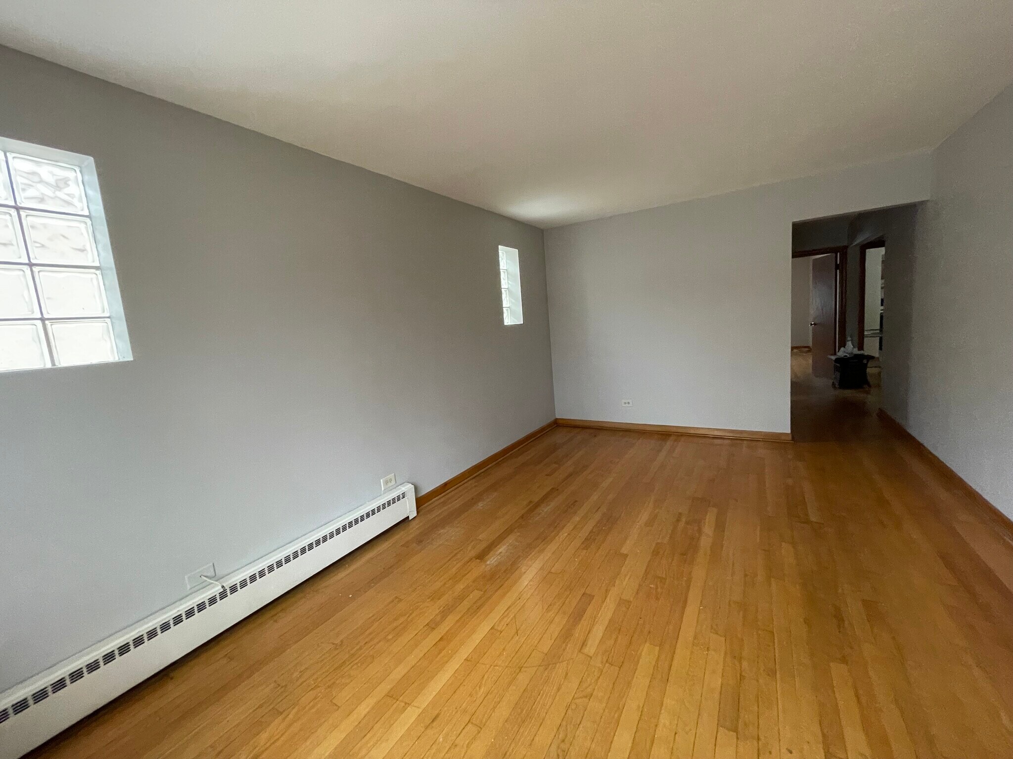 Building Photo - 6606 W Devon Ave